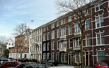Van Breestraat 19 tot 31, gebouwd door Van der Eijk en De Waal in 1898, gelijk met de kleine van Bree (eigen foto RL, 5 april 2005).