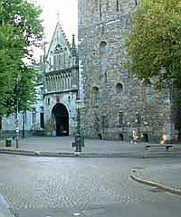Maastricht, OL Vrouweplein - Links de ingang van de kapel